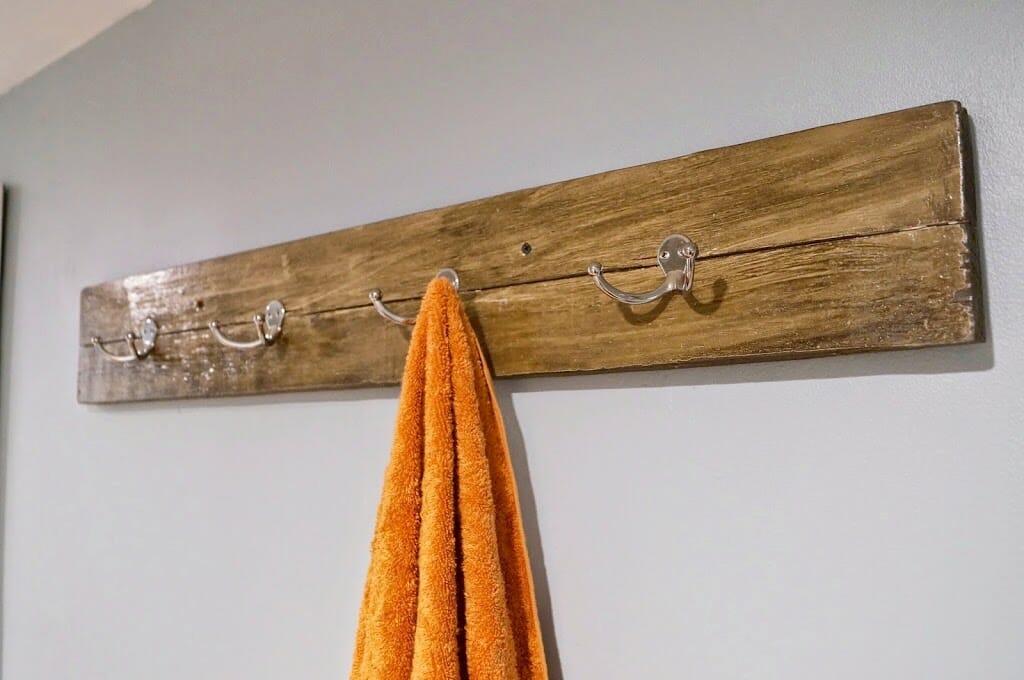 Diy Reclaimed Wood Bath Art And Towel Rack - How To Make A Bathroom Towel Cabinet